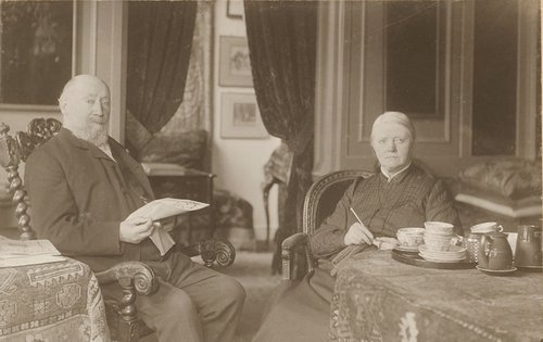 Hendrik Willem en Sientje samen in hun woonkamer
