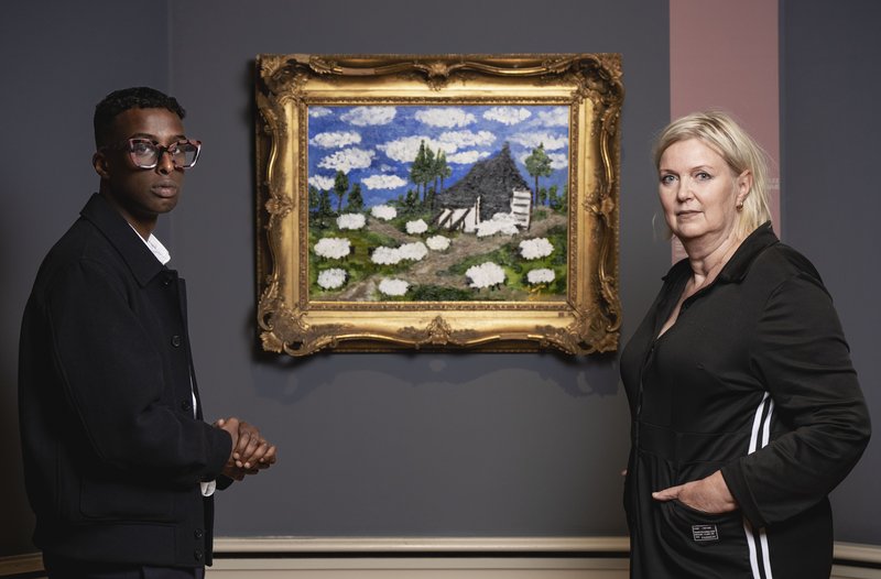 Rarri Jackson met Minke Schat bij zijn werk: Schaapskooi, 2026, acrylverf op doek, in historische lijst uit de museumcollectie.