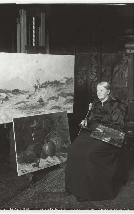 Sientje Mesdag-van Houten poseert op een stoel in haar atelier.