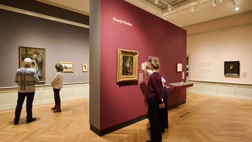 Bezoekers kijkend naar kunst