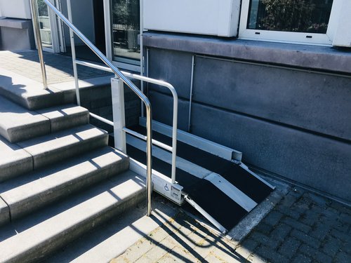 Plateau lift bij de parkeergarage uitgang